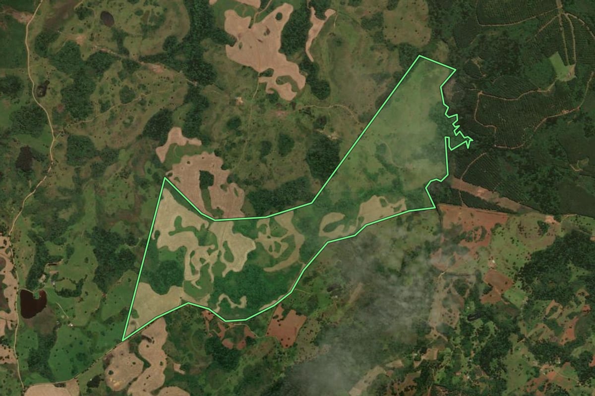 Imagem de satélite do imóvel rural em Capão Alto (SC), com o contorno declarado no CAR desenhado por cima.