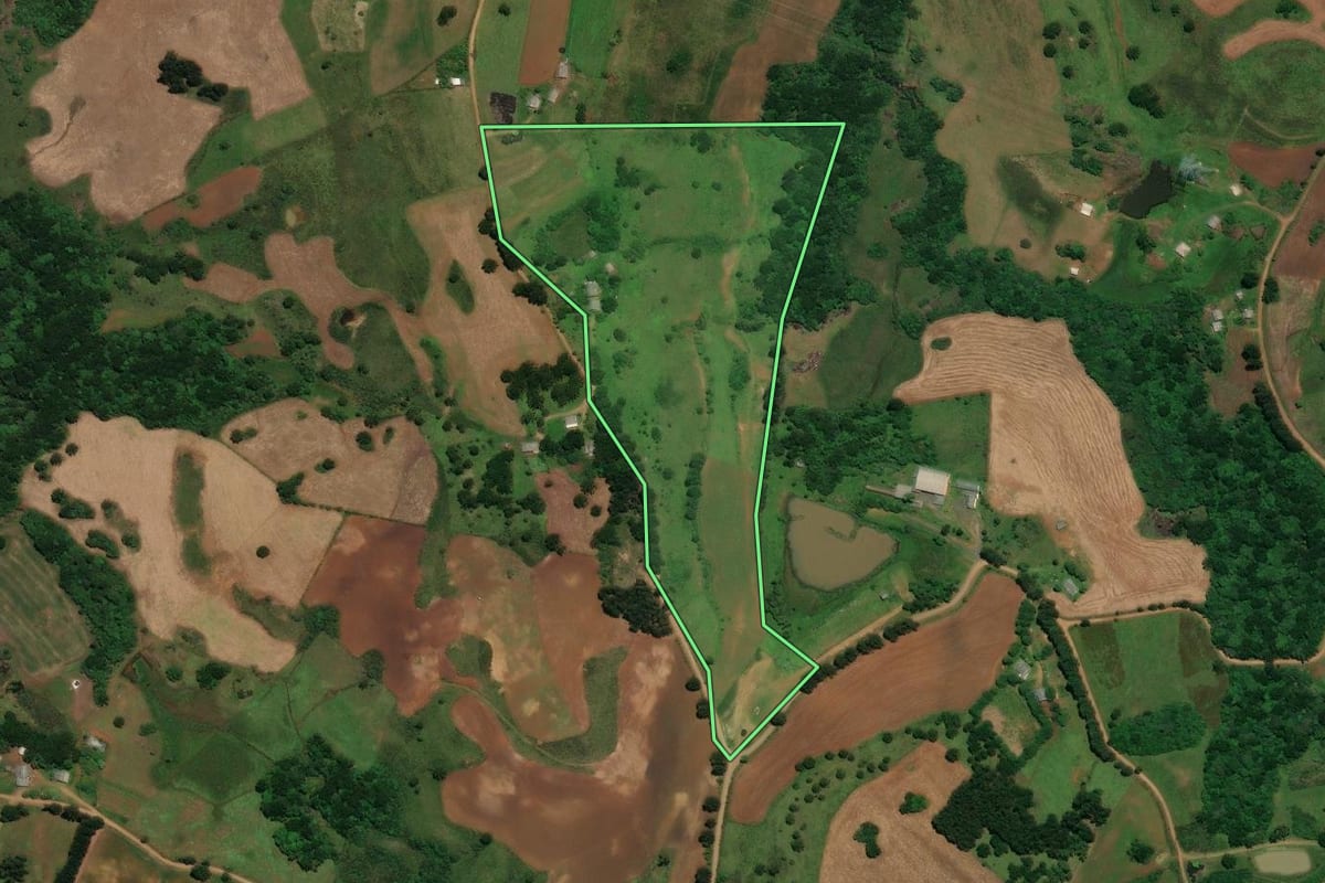 Imagem de satélite do imóvel rural em Capão Alto (SC), com o contorno declarado no CAR desenhado por cima.
