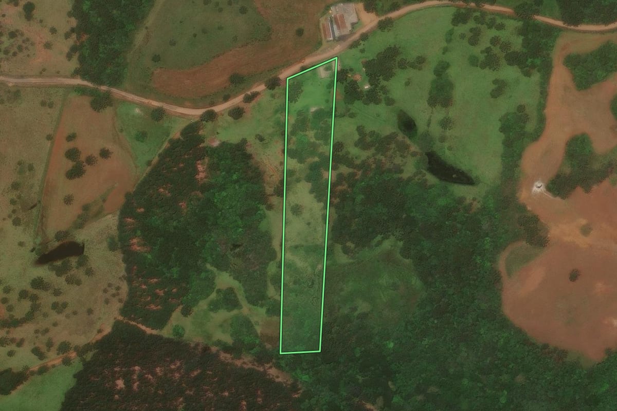 Imagem de satélite do imóvel rural em Capão Alto (SC), com o contorno declarado no CAR desenhado por cima.