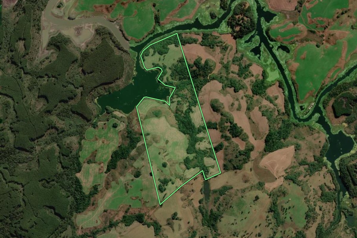 Imagem de satélite do imóvel rural em Capão Alto (SC), com o contorno declarado no CAR desenhado por cima.