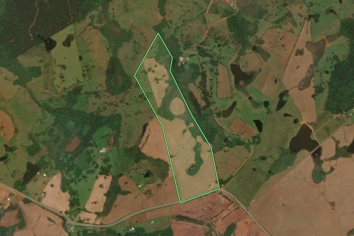 Imagem de satélite do imóvel rural em Capão Alto (SC), com o contorno declarado no CAR desenhado por cima.
