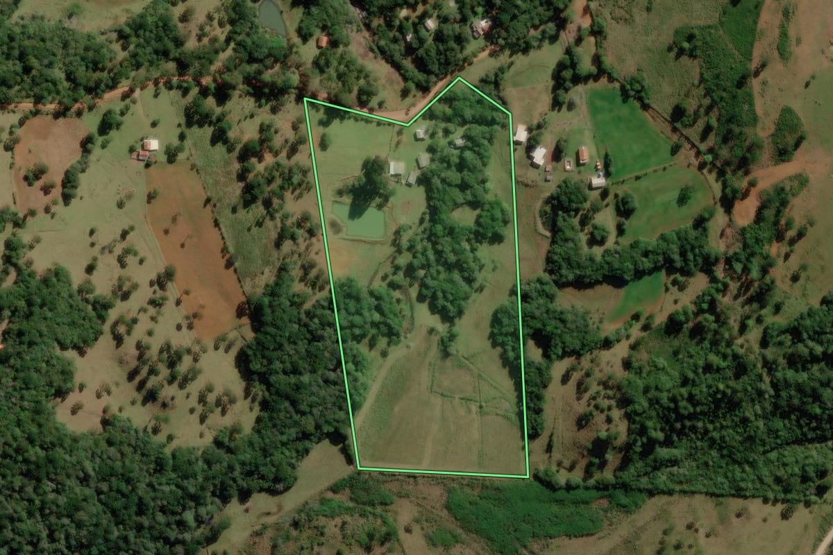 Imagem de satélite do imóvel rural em Capão Alto (SC), com o contorno declarado no CAR desenhado por cima.