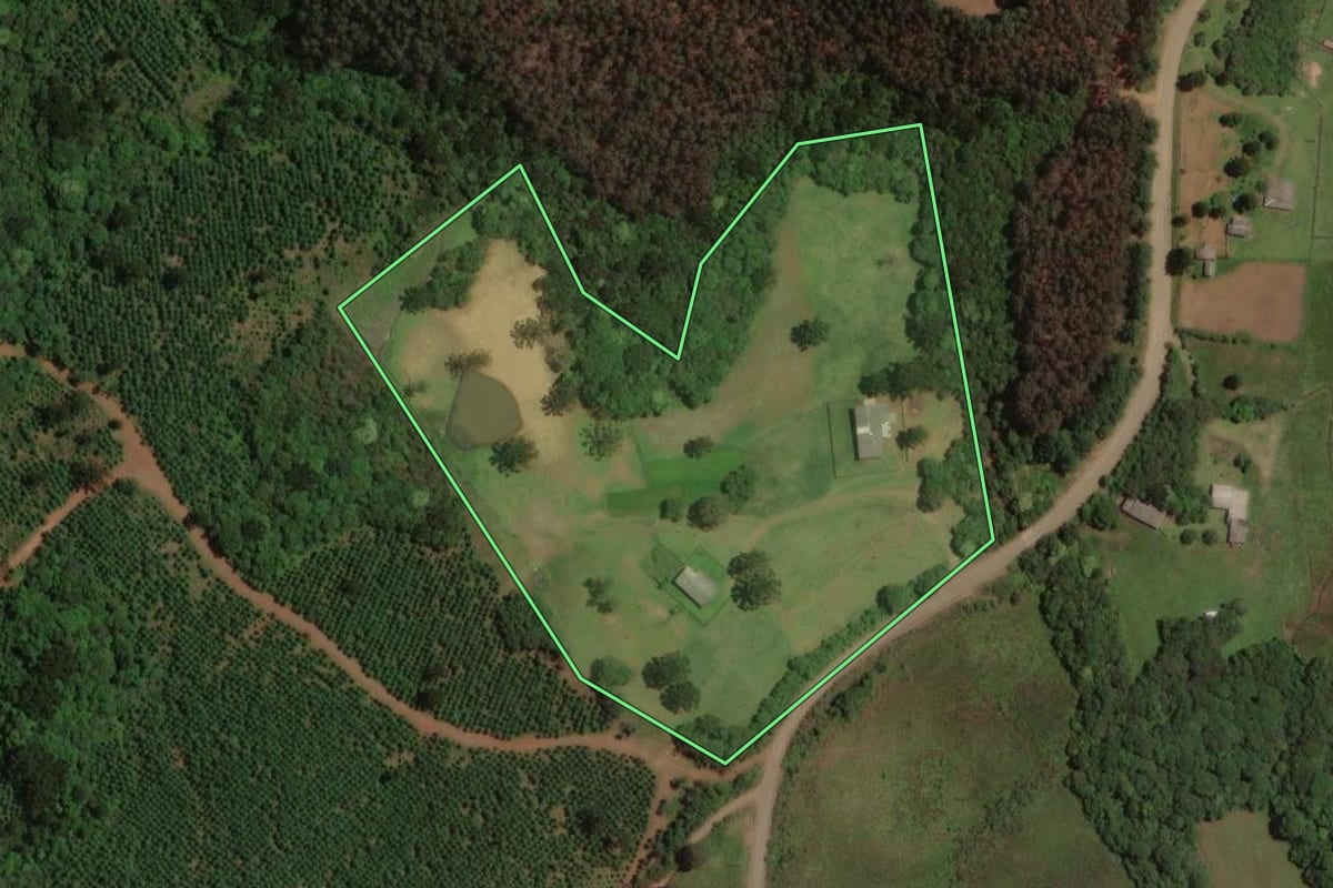 Imagem de satélite do imóvel rural em Capão Alto (SC), com o contorno declarado no CAR desenhado por cima.