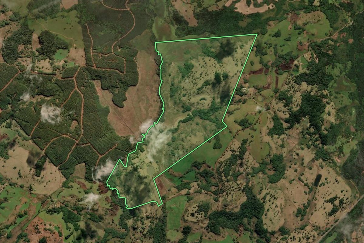 Imagem de satélite do imóvel rural em Capão Alto (SC), com o contorno declarado no CAR desenhado por cima.
