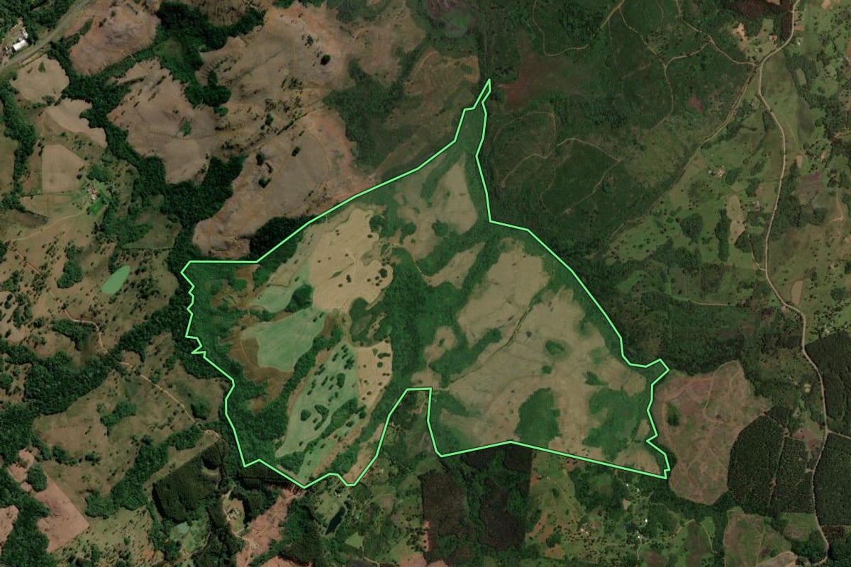 Imagem de satélite do imóvel rural em Capão Alto (SC), com o contorno declarado no CAR desenhado por cima.