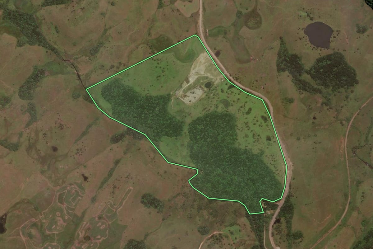 Imagem de satélite do imóvel rural em Capão Alto (SC), com o contorno declarado no CAR desenhado por cima.