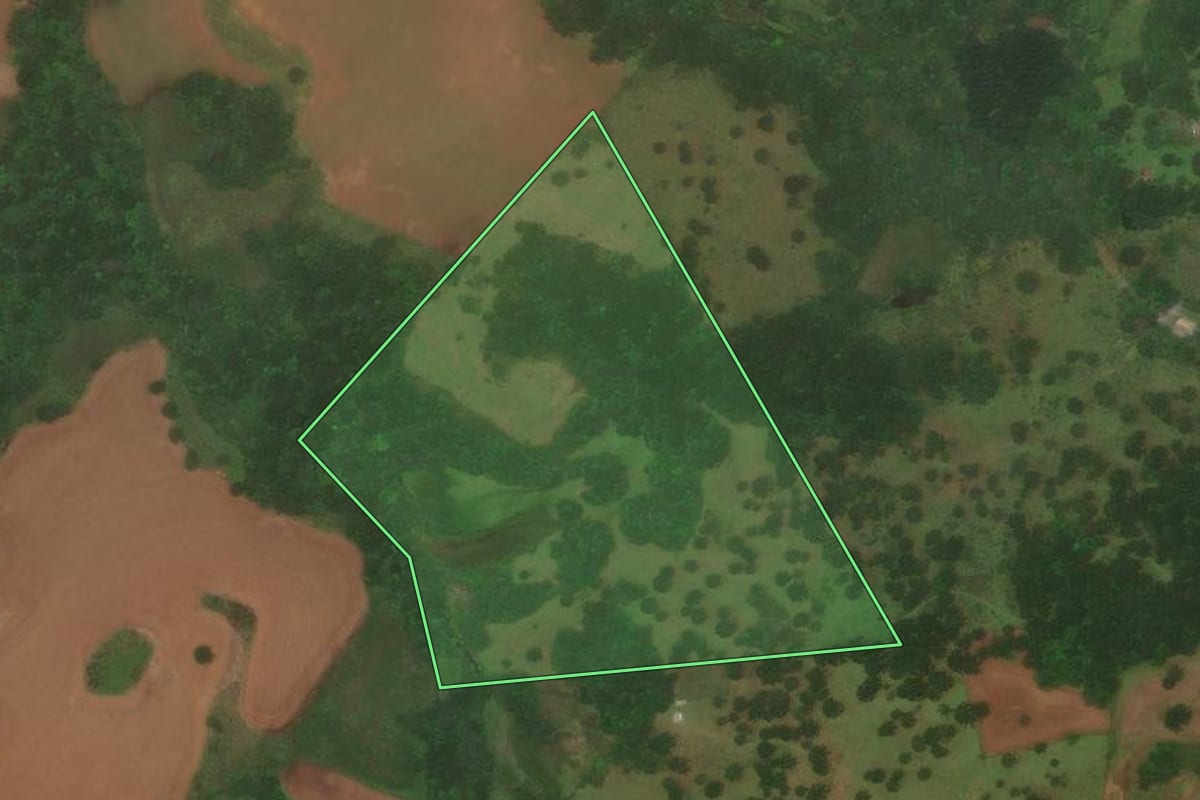Imagem de satélite do imóvel rural em Capão Alto (SC), com o contorno declarado no CAR desenhado por cima.