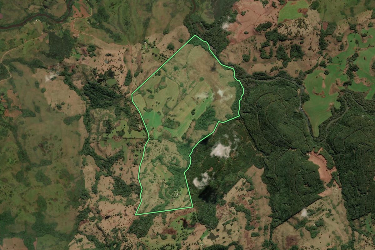 Imagem de satélite do imóvel rural em Capão Alto (SC), com o contorno declarado no CAR desenhado por cima.