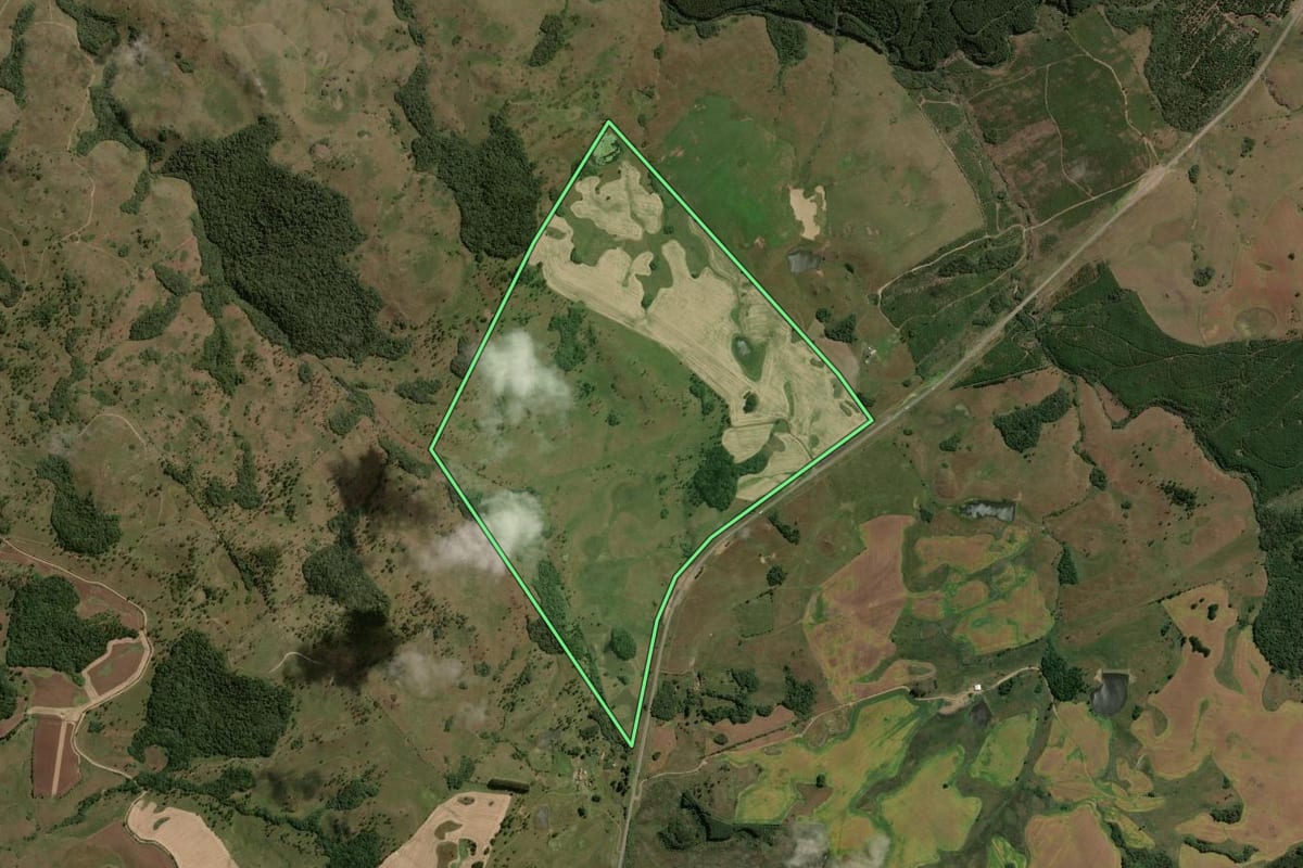 Imagem de satélite do imóvel rural em Capão Alto (SC), com o contorno declarado no CAR desenhado por cima.