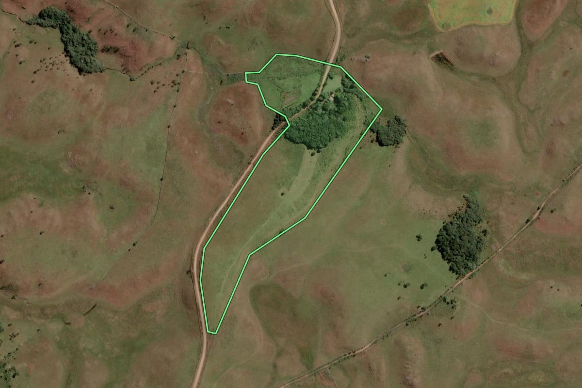 Imagem de satélite do imóvel rural em Capão Alto (SC), com o contorno declarado no CAR desenhado por cima.