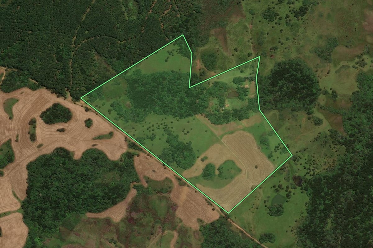 Imagem de satélite do imóvel rural em Capão Alto (SC), com o contorno declarado no CAR desenhado por cima.