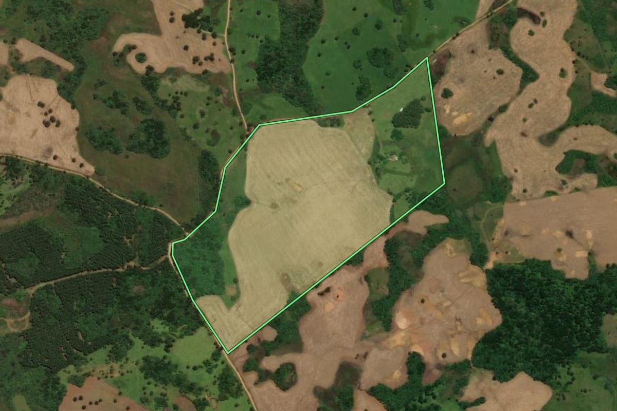 Imagem de satélite do imóvel rural em Capão Alto (SC), com o contorno declarado no CAR desenhado por cima.