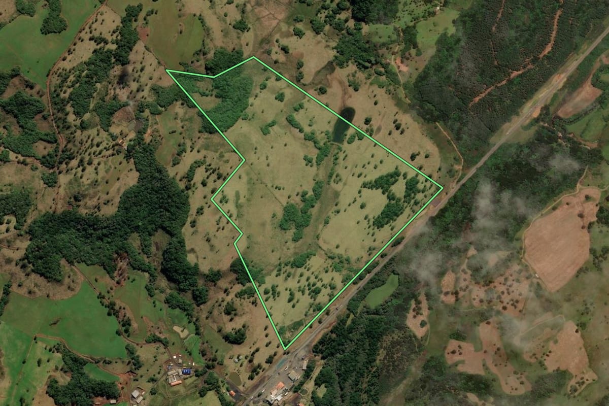 Imagem de satélite do imóvel rural em Capão Alto (SC), com o contorno declarado no CAR desenhado por cima.
