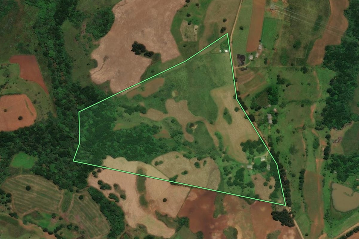 Imagem de satélite do imóvel rural em Capão Alto (SC), com o contorno declarado no CAR desenhado por cima.