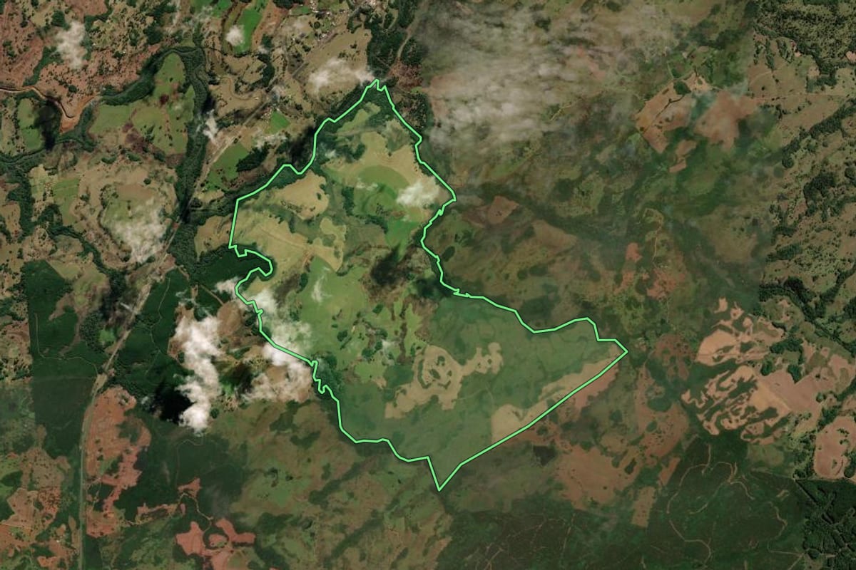 Imagem de satélite do imóvel rural em Capão Alto (SC), com o contorno declarado no CAR desenhado por cima.