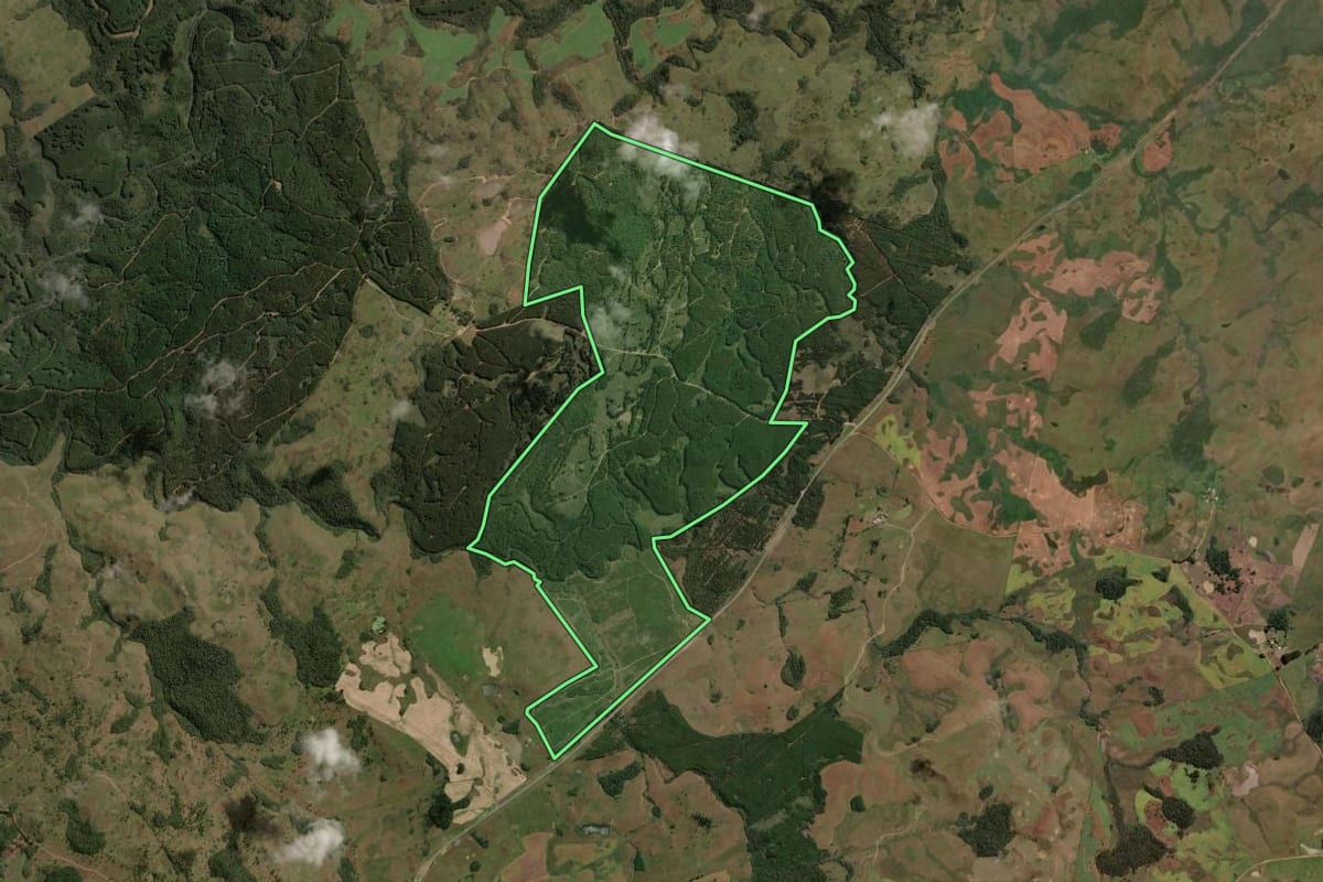 Imagem de satélite do imóvel rural em Capão Alto (SC), com o contorno declarado no CAR desenhado por cima.