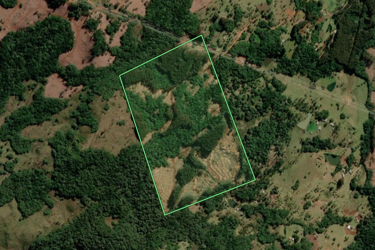 Imagem de satélite do imóvel rural em Capão Alto (SC), com o contorno declarado no CAR desenhado por cima.
