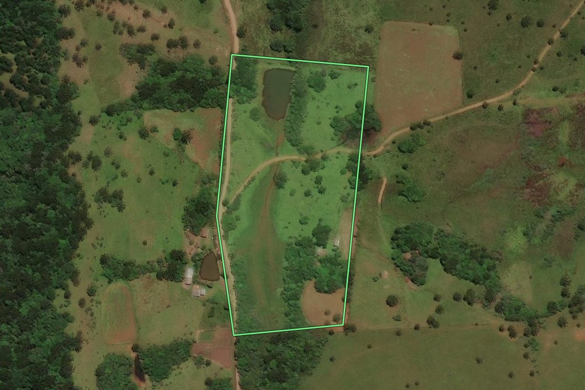 Imagem de satélite do imóvel rural em Capão Alto (SC), com o contorno declarado no CAR desenhado por cima.