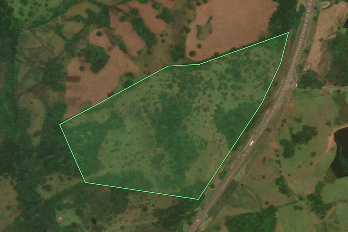 Imagem de satélite do imóvel rural em Capão Alto (SC), com o contorno declarado no CAR desenhado por cima.