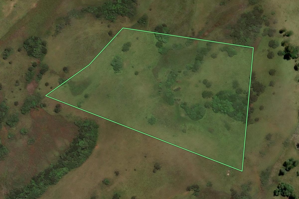 Imagem de satélite do imóvel rural em Capão Alto (SC), com o contorno declarado no CAR desenhado por cima.
