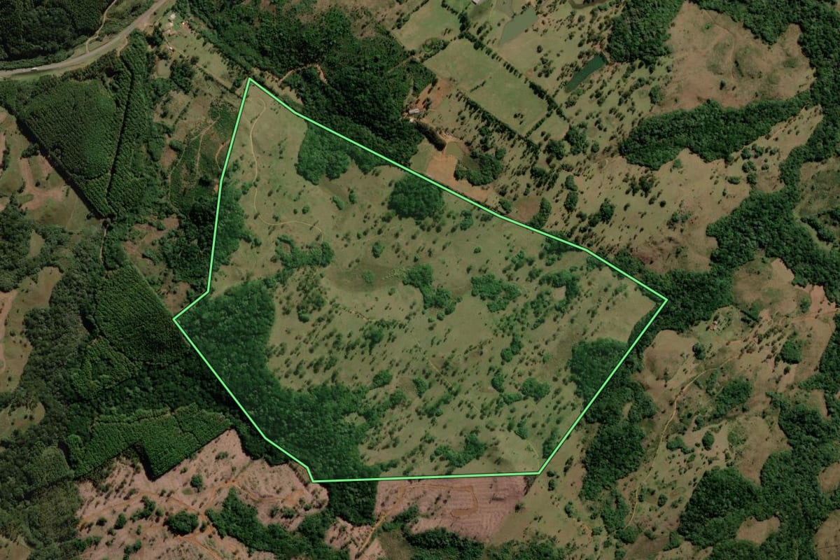Imagem de satélite do imóvel rural em Capão Alto (SC), com o contorno declarado no CAR desenhado por cima.