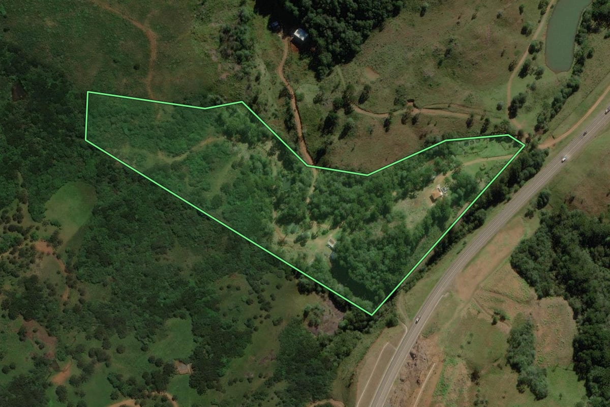 Imagem de satélite do imóvel rural em Capão Alto (SC), com o contorno declarado no CAR desenhado por cima.