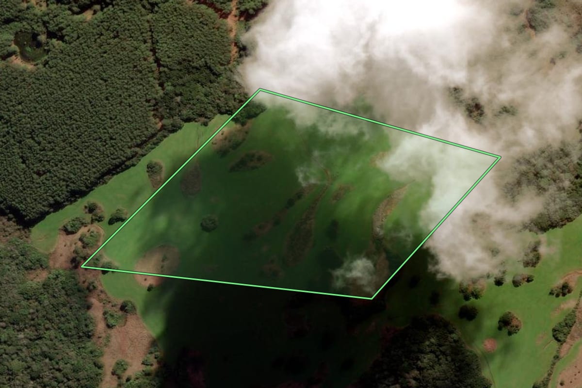 Imagem de satélite do imóvel rural em Capão Alto (SC), com o contorno declarado no CAR desenhado por cima.