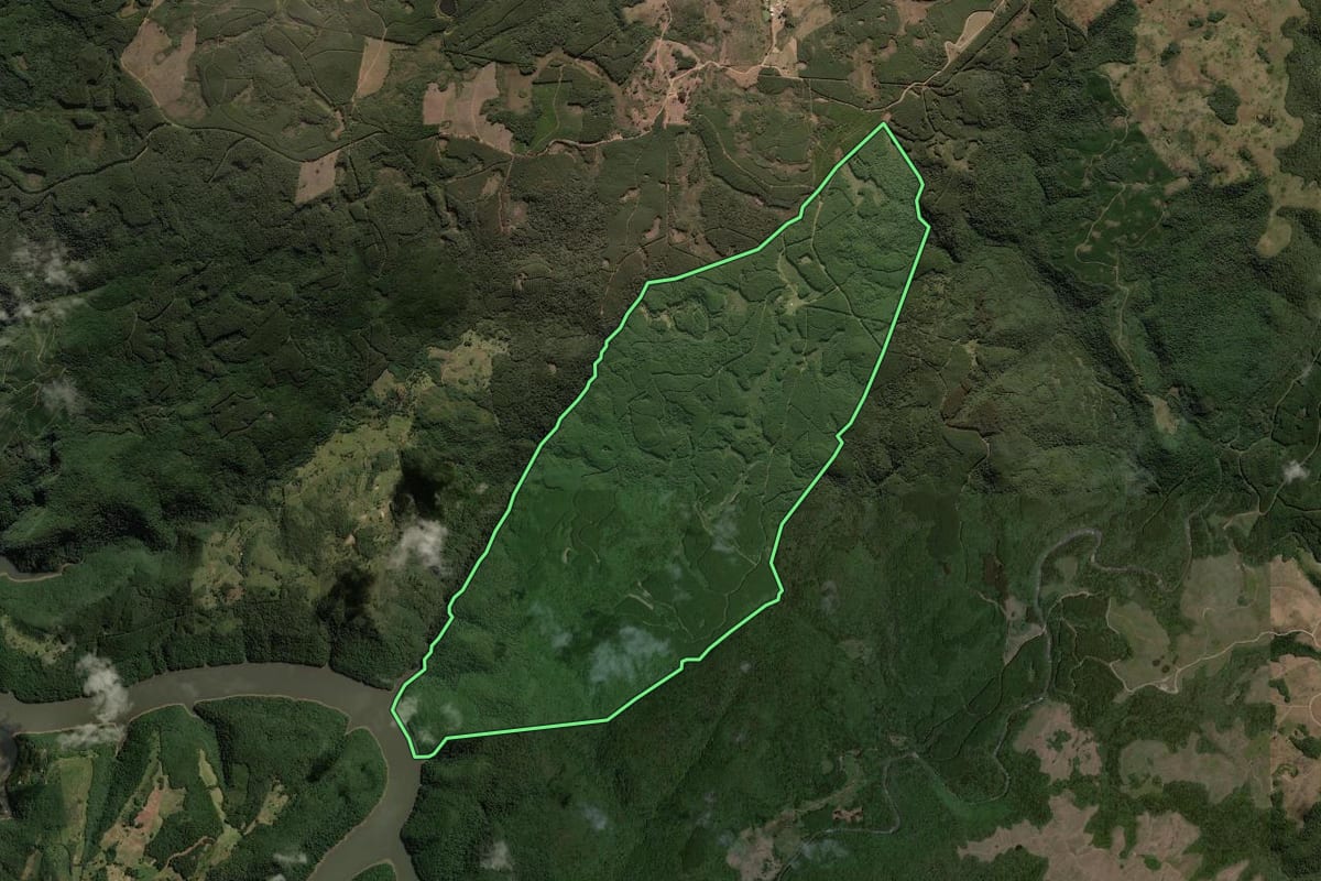 Imagem de satélite do imóvel rural em Capão Alto (SC), com o contorno declarado no CAR desenhado por cima.