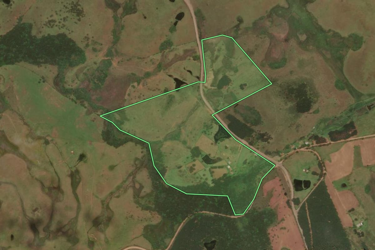 Imagem de satélite do imóvel rural em Capão Alto (SC), com o contorno declarado no CAR desenhado por cima.