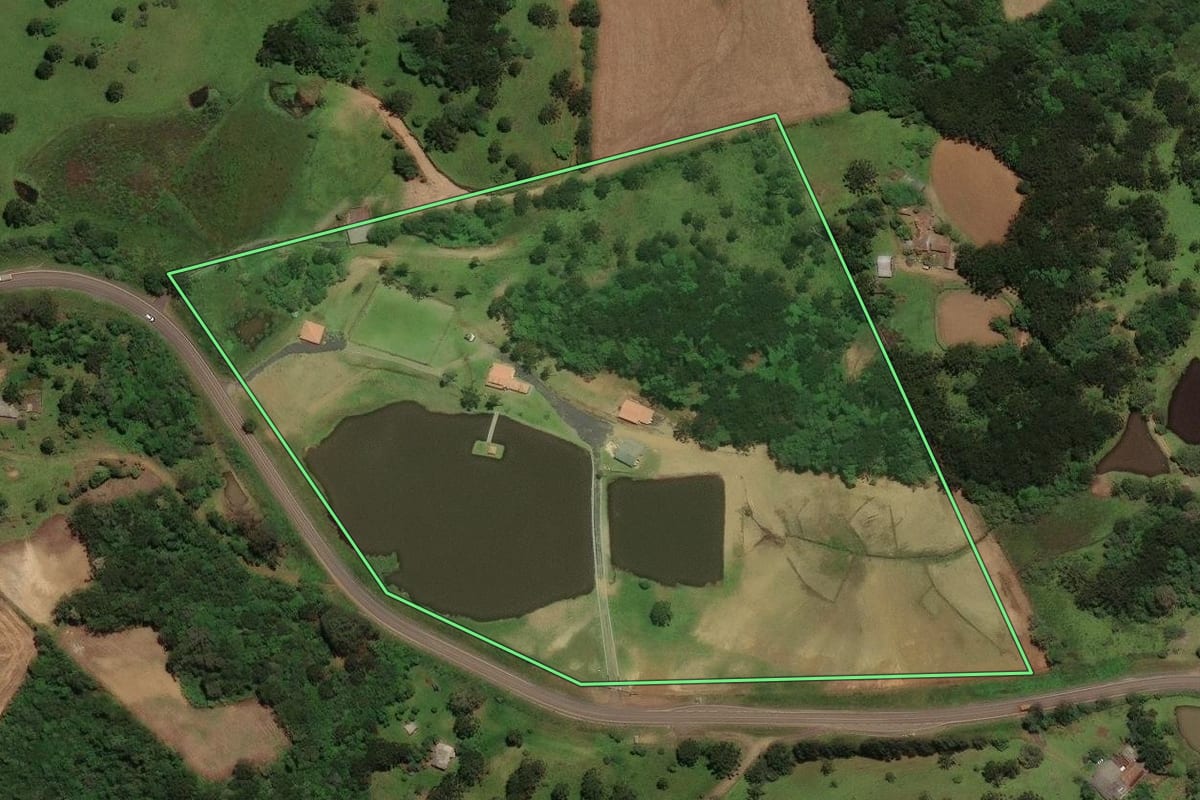 Imagem de satélite do imóvel rural em Capão Alto (SC), com o contorno declarado no CAR desenhado por cima.