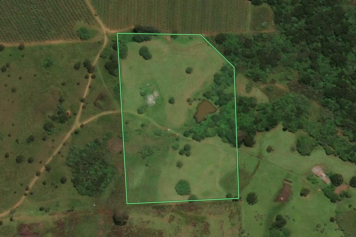 Imagem de satélite do imóvel rural em Capão Alto (SC), com o contorno declarado no CAR desenhado por cima.