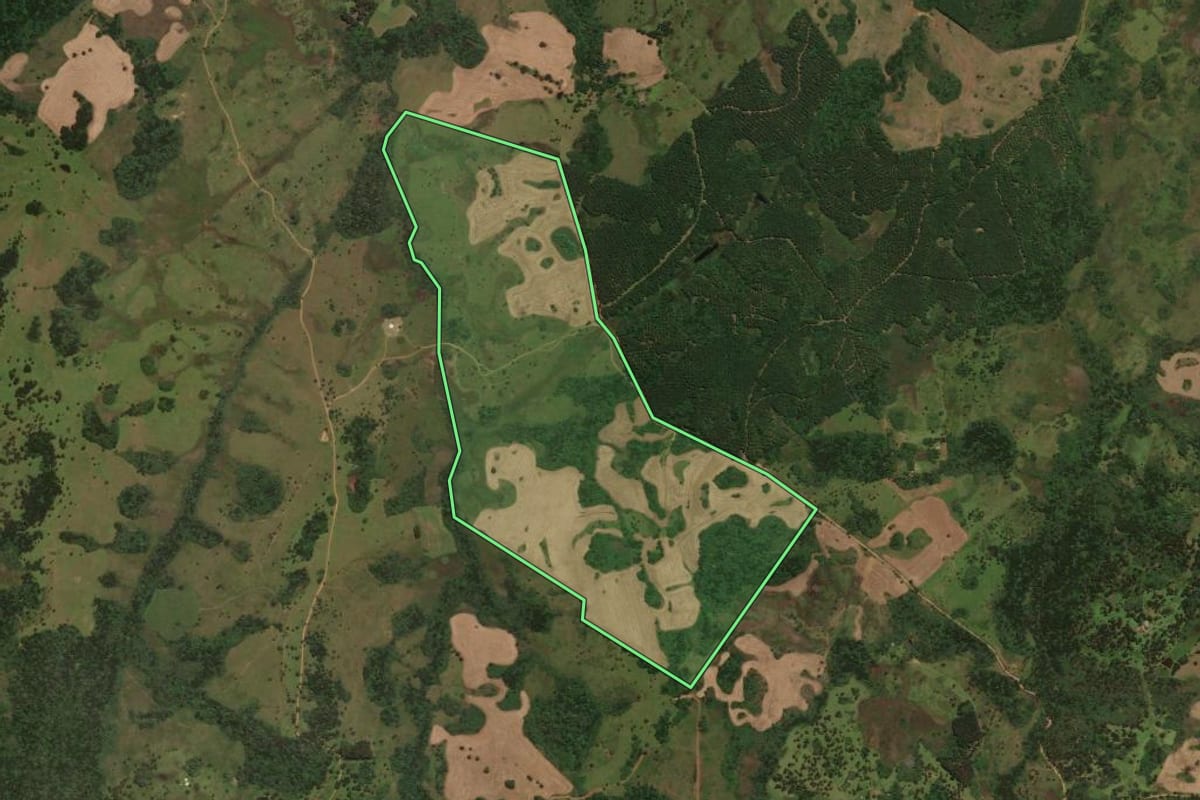 Imagem de satélite do imóvel rural em Capão Alto (SC), com o contorno declarado no CAR desenhado por cima.
