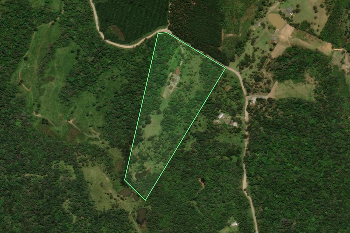 Imagem de satélite do imóvel rural em Campo Alegre (SC), com o contorno declarado no CAR desenhado por cima.