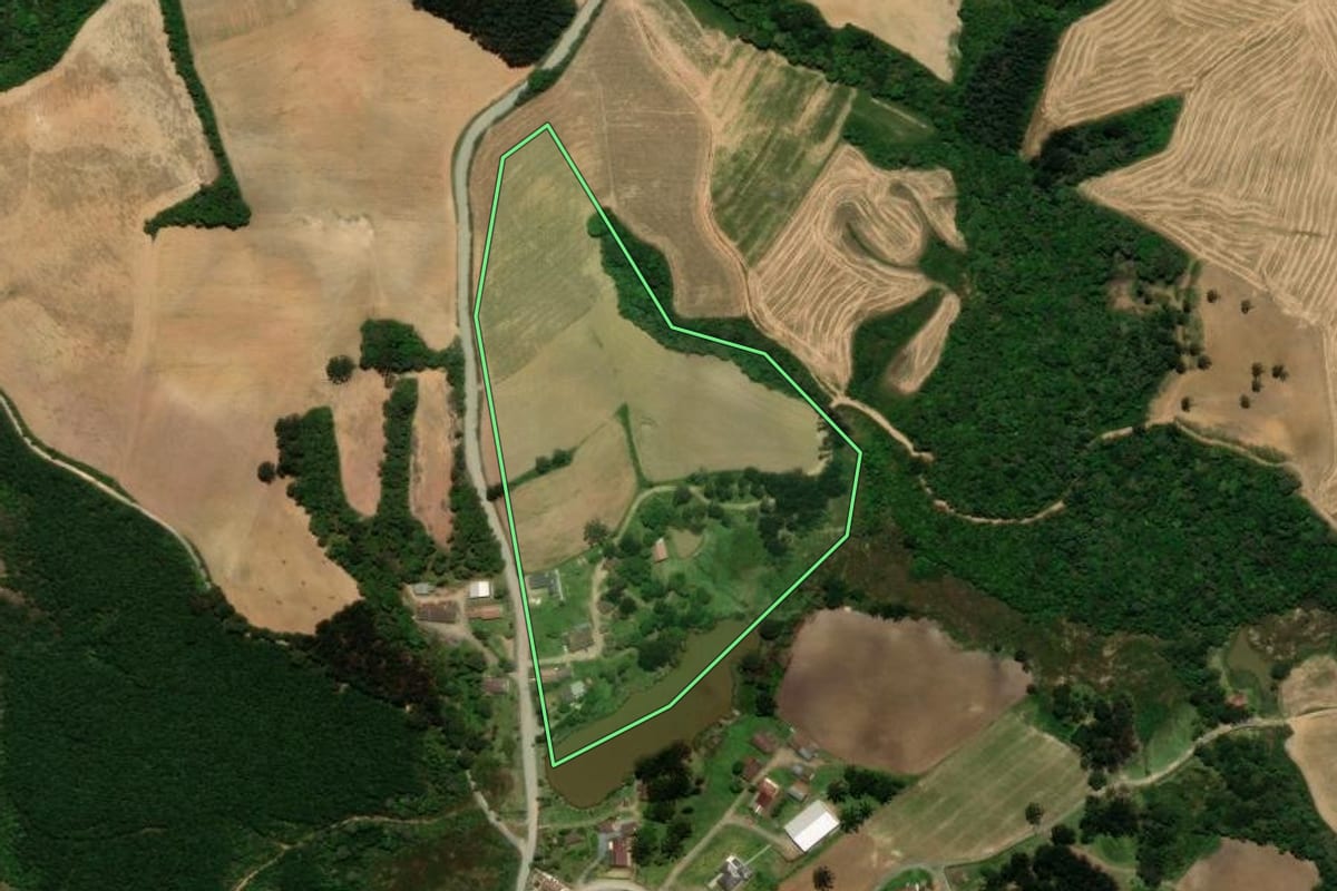 Imagem de satélite do imóvel rural em Campo Alegre (SC), com o contorno declarado no CAR desenhado por cima.