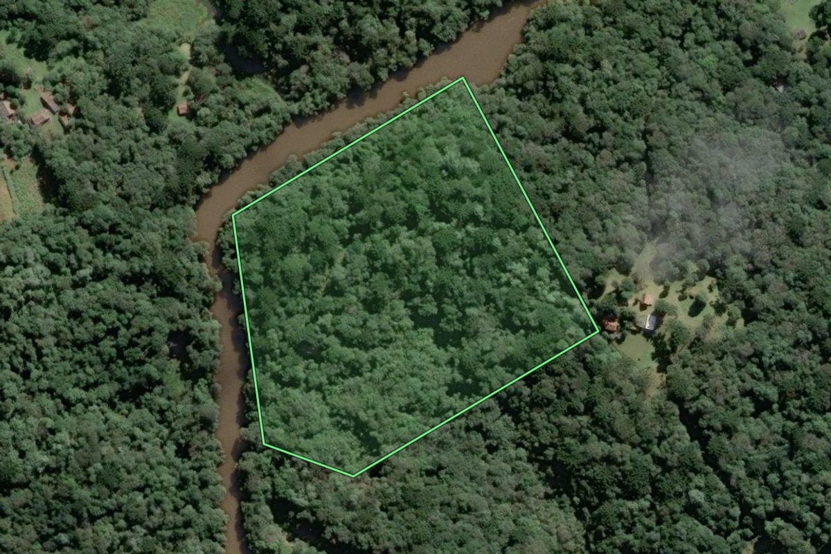 Imagem de satélite do imóvel rural em Campo Alegre (SC), com o contorno declarado no CAR desenhado por cima.