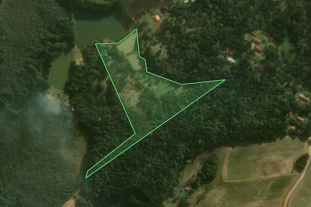 Imagem de satélite do imóvel rural em Campo Alegre (SC), com o contorno declarado no CAR desenhado por cima.