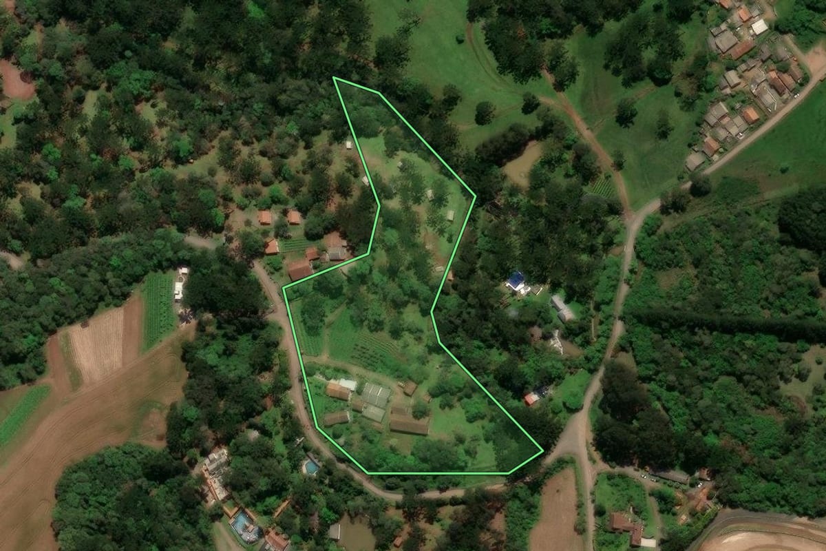 Imagem de satélite do imóvel rural em Campo Alegre (SC), com o contorno declarado no CAR desenhado por cima.