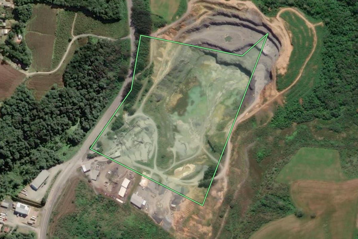 Imagem de satélite do imóvel rural em Campo Alegre (SC), com o contorno declarado no CAR desenhado por cima.