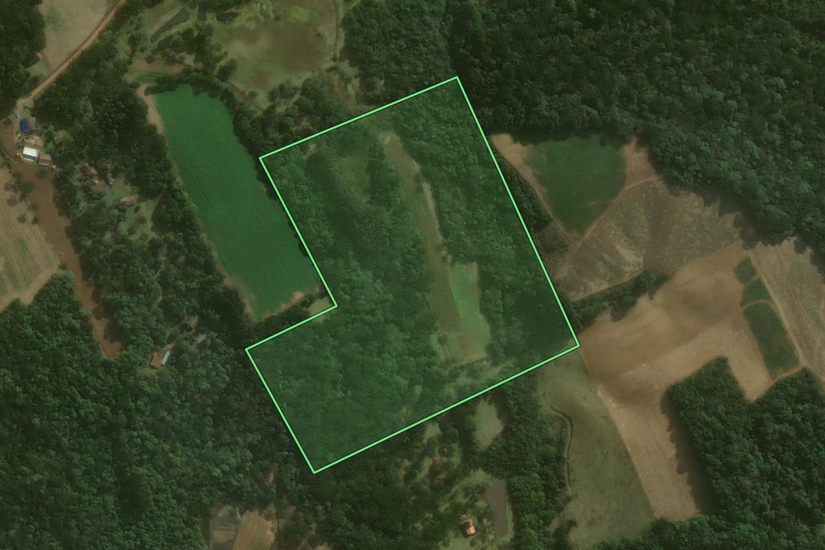 Imagem de satélite do imóvel rural em Campo Alegre (SC), com o contorno declarado no CAR desenhado por cima.