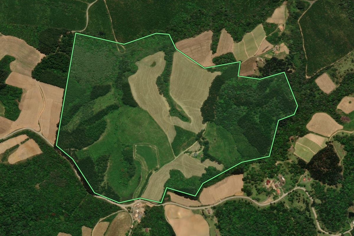 Imagem de satélite do imóvel rural em Campo Alegre (SC), com o contorno declarado no CAR desenhado por cima.