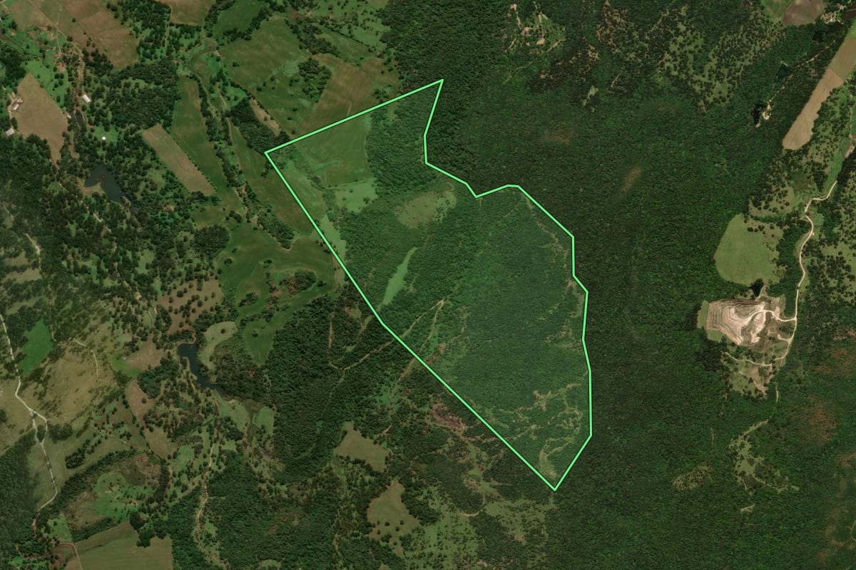 Imagem de satélite do imóvel rural em Campo Alegre (SC), com o contorno declarado no CAR desenhado por cima.
