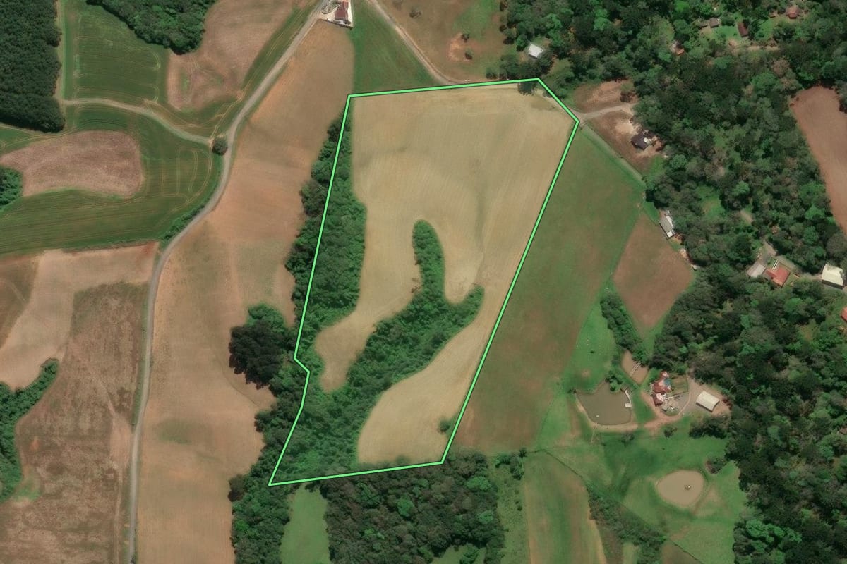 Imagem de satélite do imóvel rural em Campo Alegre (SC), com o contorno declarado no CAR desenhado por cima.