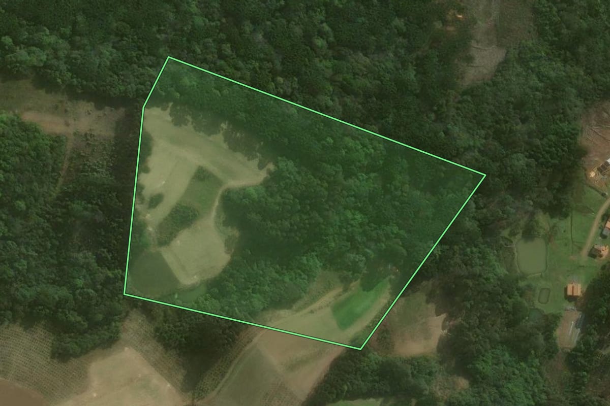 Imagem de satélite do imóvel rural em Campo Alegre (SC), com o contorno declarado no CAR desenhado por cima.
