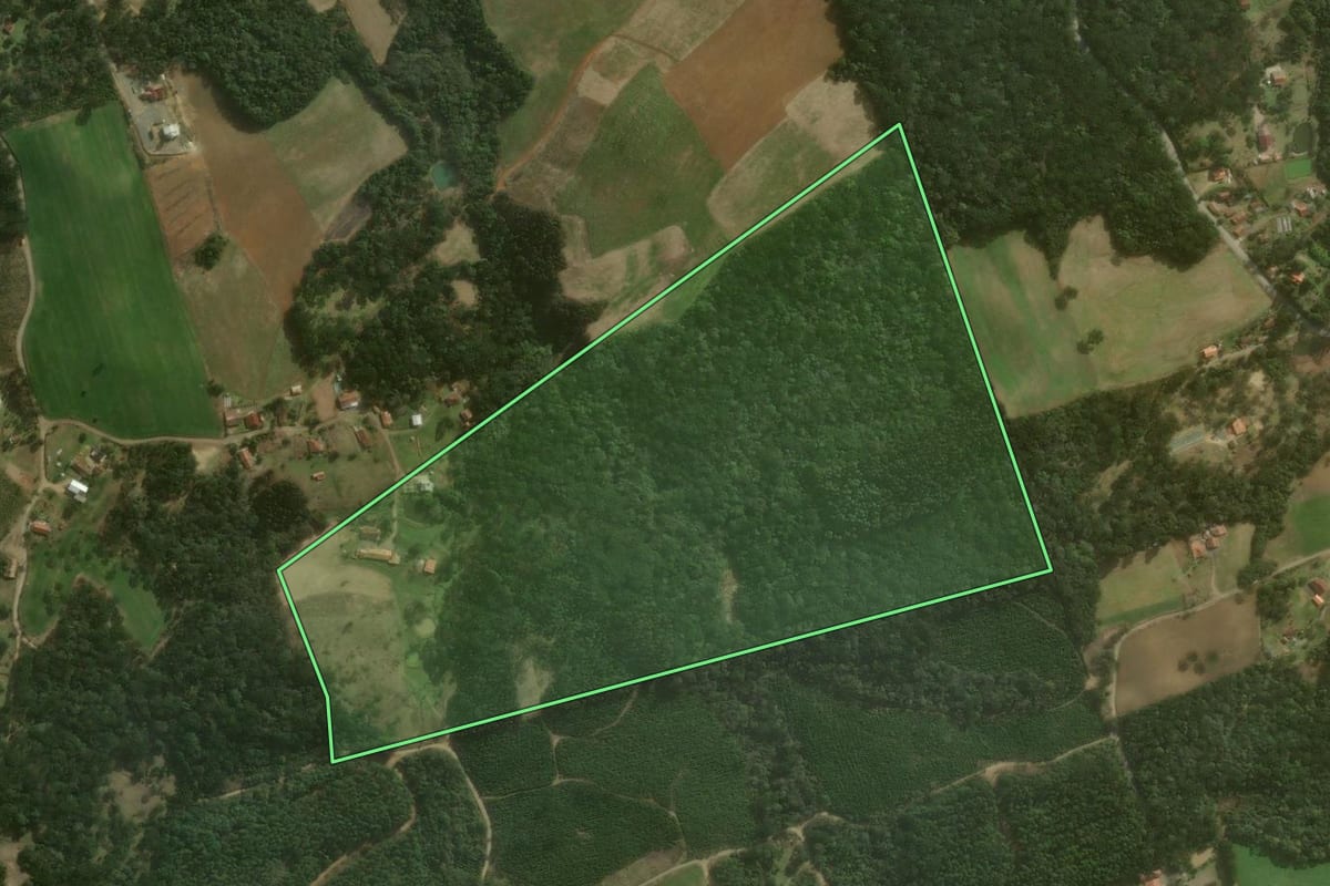 Imagem de satélite do imóvel rural em Campo Alegre (SC), com o contorno declarado no CAR desenhado por cima.
