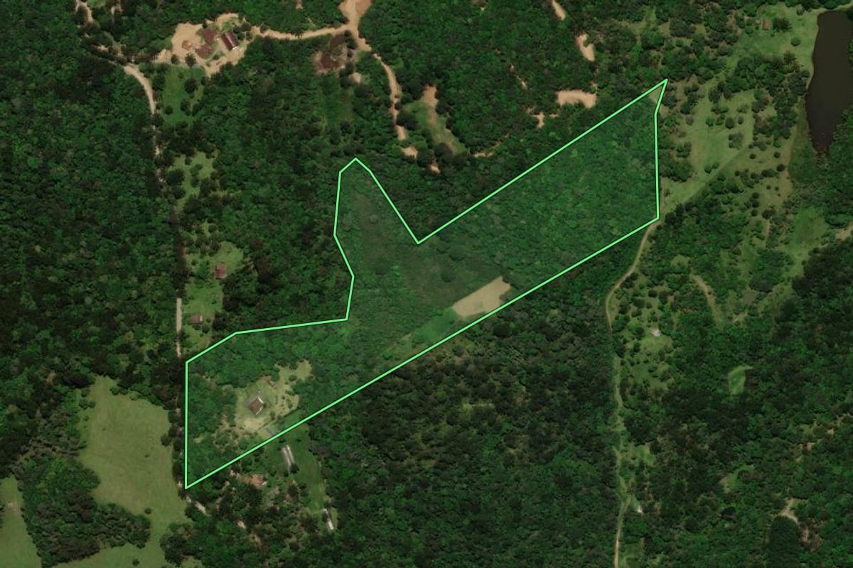 Imagem de satélite do imóvel rural em Campo Alegre (SC), com o contorno declarado no CAR desenhado por cima.