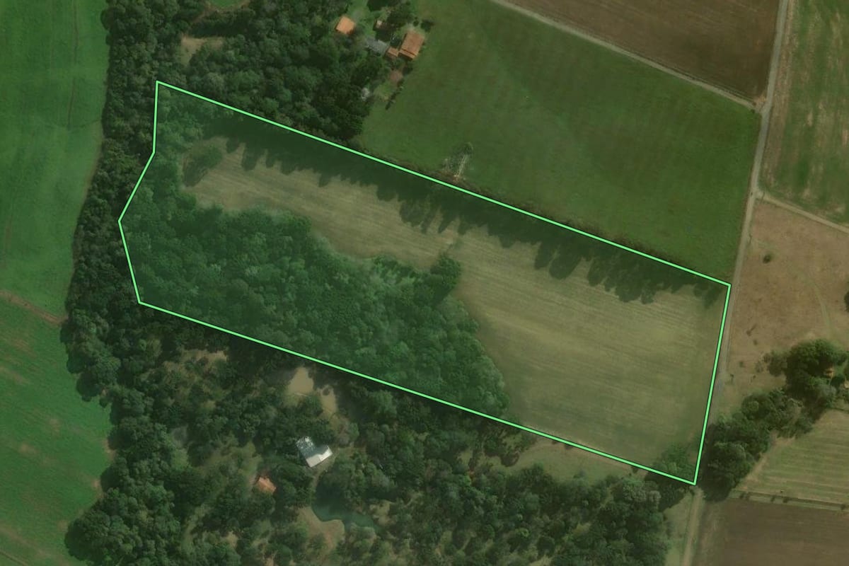 Imagem de satélite do imóvel rural em Campo Alegre (SC), com o contorno declarado no CAR desenhado por cima.