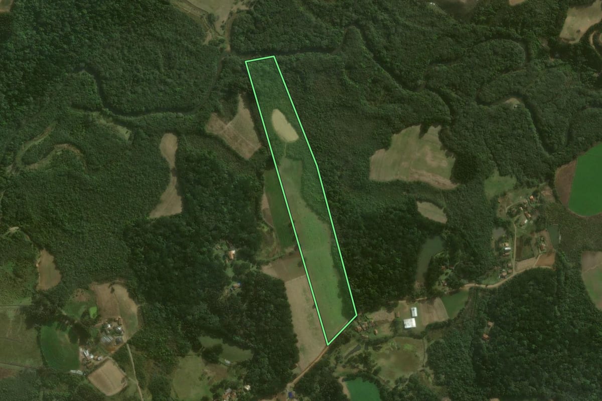 Imagem de satélite do imóvel rural em Campo Alegre (SC), com o contorno declarado no CAR desenhado por cima.