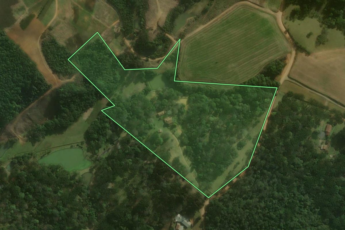 Imagem de satélite do imóvel rural em Campo Alegre (SC), com o contorno declarado no CAR desenhado por cima.