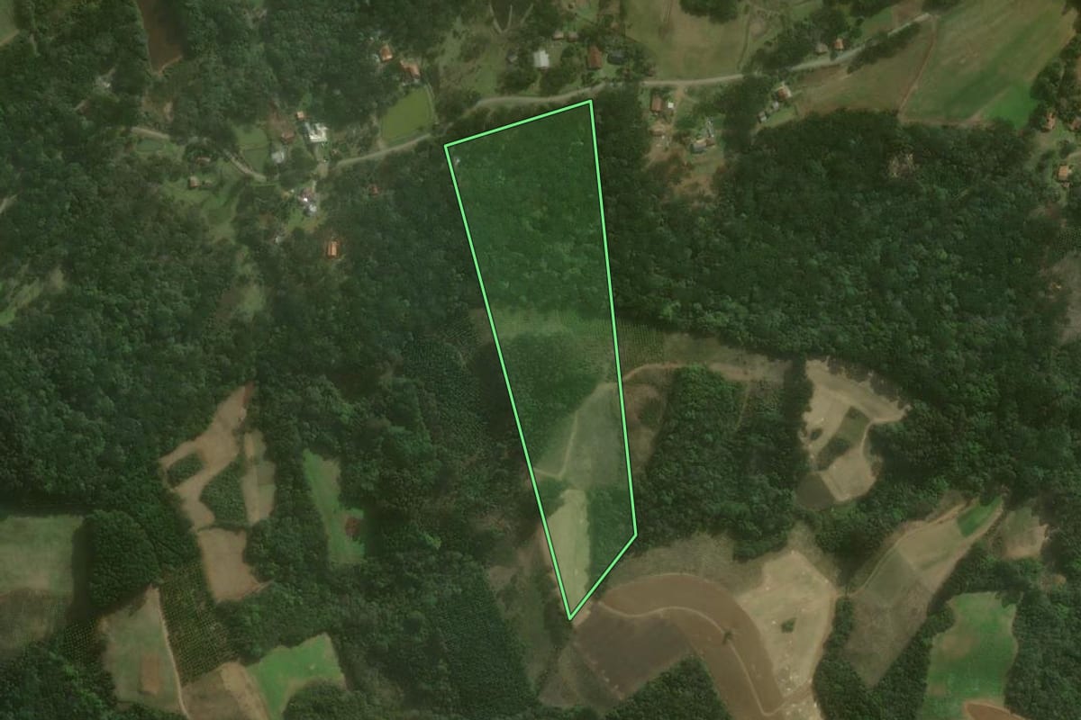 Imagem de satélite do imóvel rural em Campo Alegre (SC), com o contorno declarado no CAR desenhado por cima.