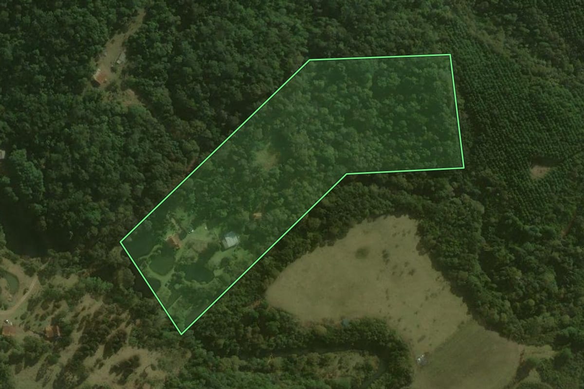 Imagem de satélite do imóvel rural em Campo Alegre (SC), com o contorno declarado no CAR desenhado por cima.